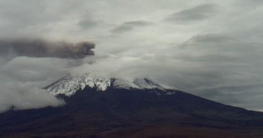 انبعاث عمود دخان ورماد من بركان كوتوباكسى فى الإكوادور