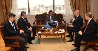 وزير الإسكان يلتقى سفير جمهورية كازاخستان لعرض التجربة العمرانية المصرية