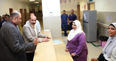 محافظ أسوان يشارك مرضى المستشفى العام والعاملين إفطار رمضان.. صور