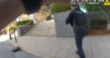 فيديو يظهر شجاعة شرطى أثناء الاشتباك مع مسلح هاجم مصرفا أمريكيا وقتل 5