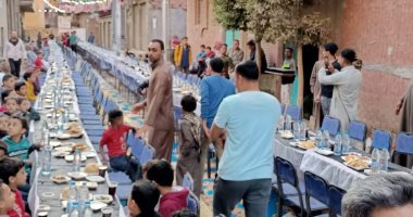 أهالى قرية مجريا بالمنوفية ينظمون أطول مائدة إفطار جماعى فى شهر رمضان.. صور