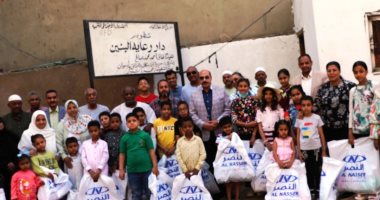 محافظ أسوان يهدى شنط ملابس العيد للأطفال الأيتام بدور الرعاية