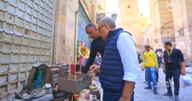 باب رزق.. الأسطى خالد يروي حكايته مع بيع المقتنيات القديمة في شارع المعز