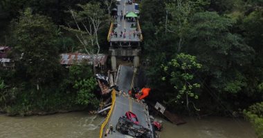 مصرع شخصين وإصابة العشرات في انهيار جسر في كولومبيا.. فيديو وصور