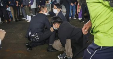 إجلاء رئيس وزراء اليابان من مكان حشد انتخابى بعد سماع دوي انفجار.. واعتقال رجل