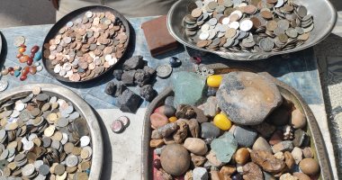 شاهد بيع أحجار النيزك بسوق الجمعة بالإسكندرية.. يصنع منها الحلى والإكسسوارات