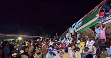 إصابة 30 شخصا فى حادث تصادم قطارين ببنجلاديش.. صور