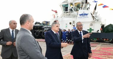 رئيس هيئة قناة السويس يتابع أعمال بناء القاطرات بترسانة بورسعيد البحرية 