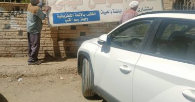 حملة لإزالة الإعلانات المخالفة والنظافة بشوارع وأحياء الفيوم.. صور