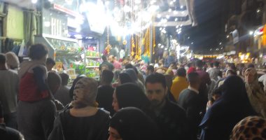 قبل ساعات من العيد.. إقبال مواطنى البحيرة على شراء حلويات ومكسرات عيد الفطر.. صور