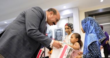 محافظ أسوان يوزع هدايا ومعايدات على الأطفال بمناسبة عيد الفطر.. صور