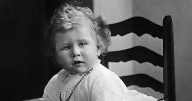 العائلة المالكة البريطانية تحيى ذكرى ميلاد الملكة الراحلة إليزابيث الـ97