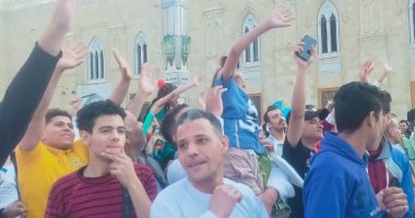 صور.. الآلاف يودون صلاة عيد الفطر المبارك بمسجد الإمام الحسين