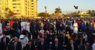 محافظ بورسعيد يؤدى صلاة العيد مع آلاف المواطنين بساحة المعمورة.. صور 