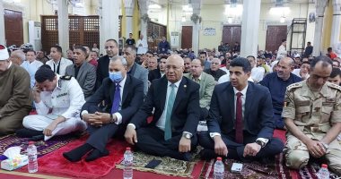 محافظ القليوبية ومدير الأمن يؤديان صلاة عيد الفطر بمسجد ناصر فى بنها
