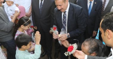 محافظ المنوفية يوزع الورود وكعك العيد على المواطنين والأطفال بالشوارع