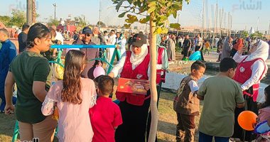 توزيع حلوى وبالونات على الأطفال فى أول أيام عيد الفطر بالوادى الجديد.. صور