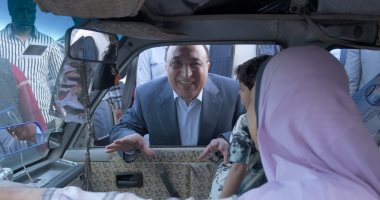 محافظ الإسكندرية يلتقى بسيدة تعمل سائقة سيارة أجرة ويوجه بتكريمها.. صور