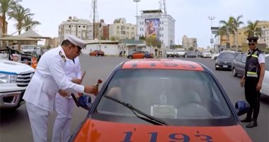 الداخلية ترسم البسمة على وجوه المواطنين بتوزيع هدايا العيد.. فيديو