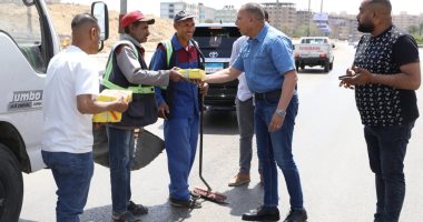 رئيس نظافة القاهرة يوزع "كحك العيد" على العمال فى الشوارع.. صور