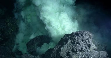 العلماء يكتشفون خروج سائل غامض دافئ من قاع أوريجون البحرى.. اعرف التفاصيل