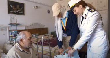 الداخلية توزع هدايا على المرضى بالمستشفيات فى العيد.. فيديو 
