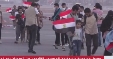 المصريون العائدون من السودان يوجهون الشكر للرئيس السيسى والحكومة على جهود إجلائهم