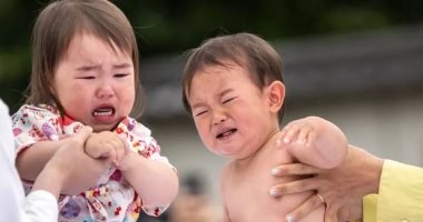 البكاء يجلب الصحة..  عودة مهرجان "سومو لبكاء الأطفال" فى اليابان .. صور