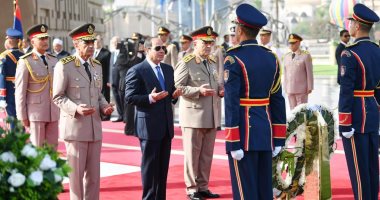 الرئيس السيسي يضع إكليلا من الزهور على النصب التذكارى لشهداء القوات المسلحة