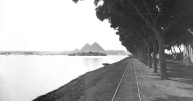 محافظة الجيزة تنشر صورة لمياه النيل تعانق الأهرامات سنة 1902