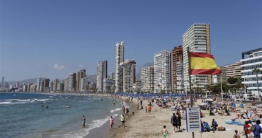 الهروب من ارتفاع درجات الحرارة.. شواطئ إسبانيا تستقبل المواطنين