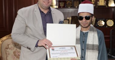 محافظ بنى سويف يكرم الشيخ نادى سعد الفائز بالمسابقة الهاشمية لحفظ القرآن