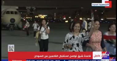 فرحة وسعادة على وجوه المصريين العائدين من السودان بآخر طائرة اليوم 