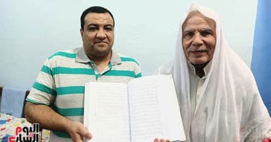 معلم بالمعاش يكتب القرآن كاملا بخط اليد خلال عام و5 شهور فى سوهاج.. فيديو