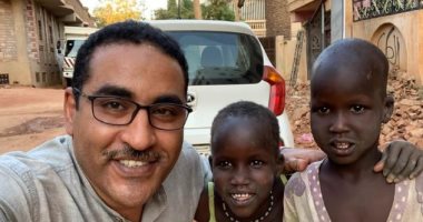 طبيب مصرى يقرر البقاء بالسودان لمساعدة السودانيين فى محنتهم