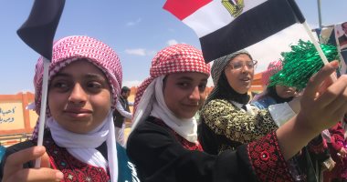 طلاب شمال سيناء يستقبلون وزير التعليم بالزي البدوي والرقصات الشعبية.. فيديو وصور