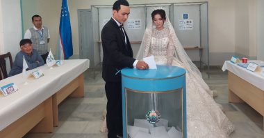 عروسان يصوتان على الاستفتاء الدستورى فى أوزبكستان بملابس الزفاف.. صور