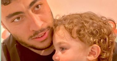 أكرم توفيق ينشر صوراً بصحبة ابنه ويعلق: "القلب"