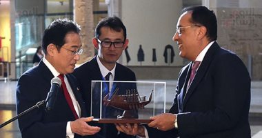 رئيس الوزراء يهدى نظيره اليابانى هدية تذكارية نموذجا لمركب الشمس الأصلى