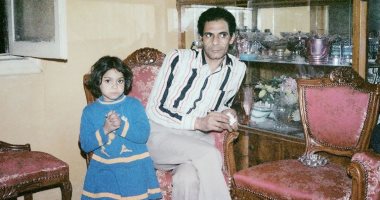 شاهد صورة نادرة للكاتب الراحل يحيى الطاهر عبد الله مع ابنته أسماء 