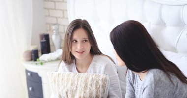 4 عادات مهمة على الأم اتباعها أثناء تربية فتاتها  