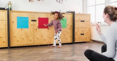 كيفية توجيه طاقة طفلك الحركية بشكل يفيده.. منها تعليمه الرقص
