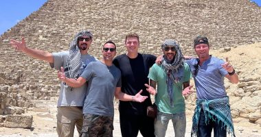 سعادة نجوم Backstreet Boys بزيارة الأهرامات.. ويعلقون: تحية من مصر (فيديو وصور)