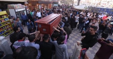 وصول جثمان الفنان مصطفى درويش لمسجد الحصري استعدادًا لصلاة الجنازة