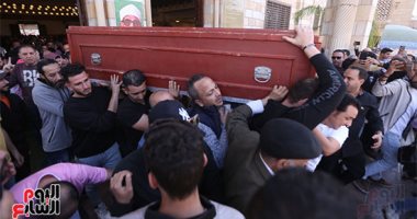 وصول جثمان مصطفى درويش لمثواه الأخير بطريق الفيوم