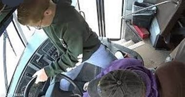 البطل الصغير.. طفل أمريكى ينقذ حافلة تلاميذ بعد إصابة السائق بإغماء.. فيديو
