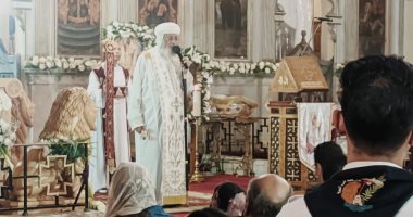 البابا تواضروس يصلى القداس الإلهى بالكنيسة المرقسية فى الإسكندرية.. صور