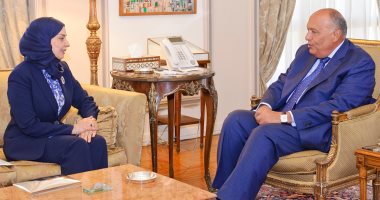 سفيرة البحرين الجديدة لدى مصر تقدم نسخة من أوراق اعتمادها لوزير الخارجية