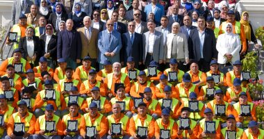 محافظ  الإسكندرية يكرم 50 عامل نظافة بمناسبة عيد العمال   