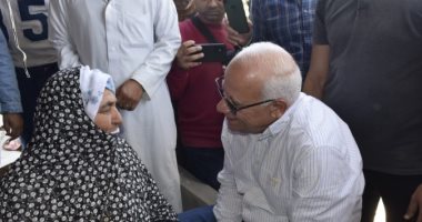 محافظ بورسعيد يزور مسنة بسهل الطينة فى منزلها ويستجيب لطلباتها.. صور